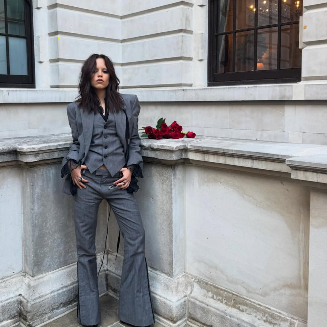 Где найти приталенный жилет как у Дженны Ортеги?