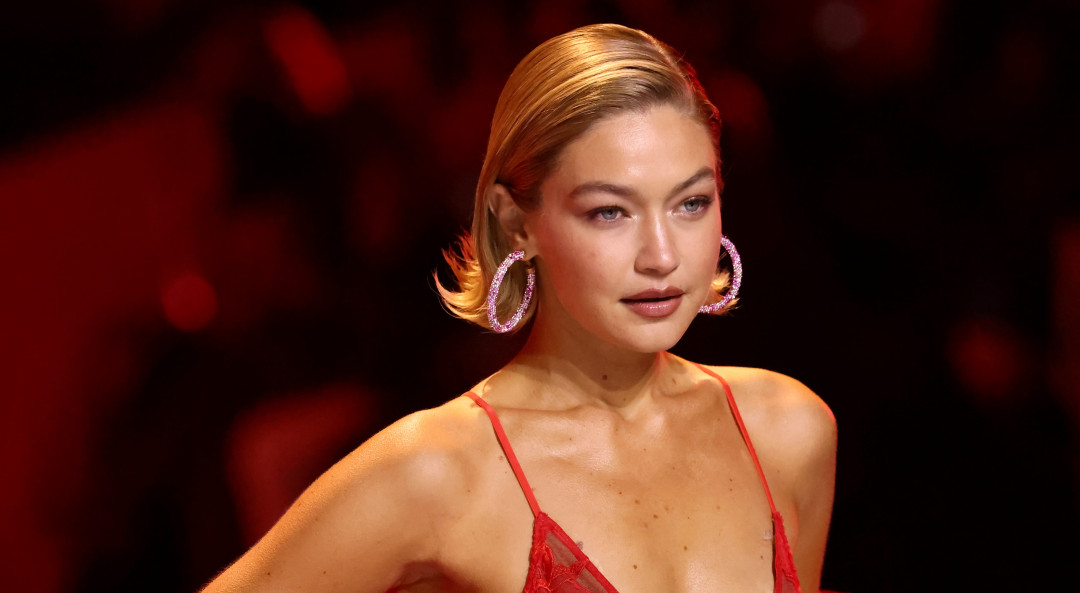 корсет Джиджи Хадид