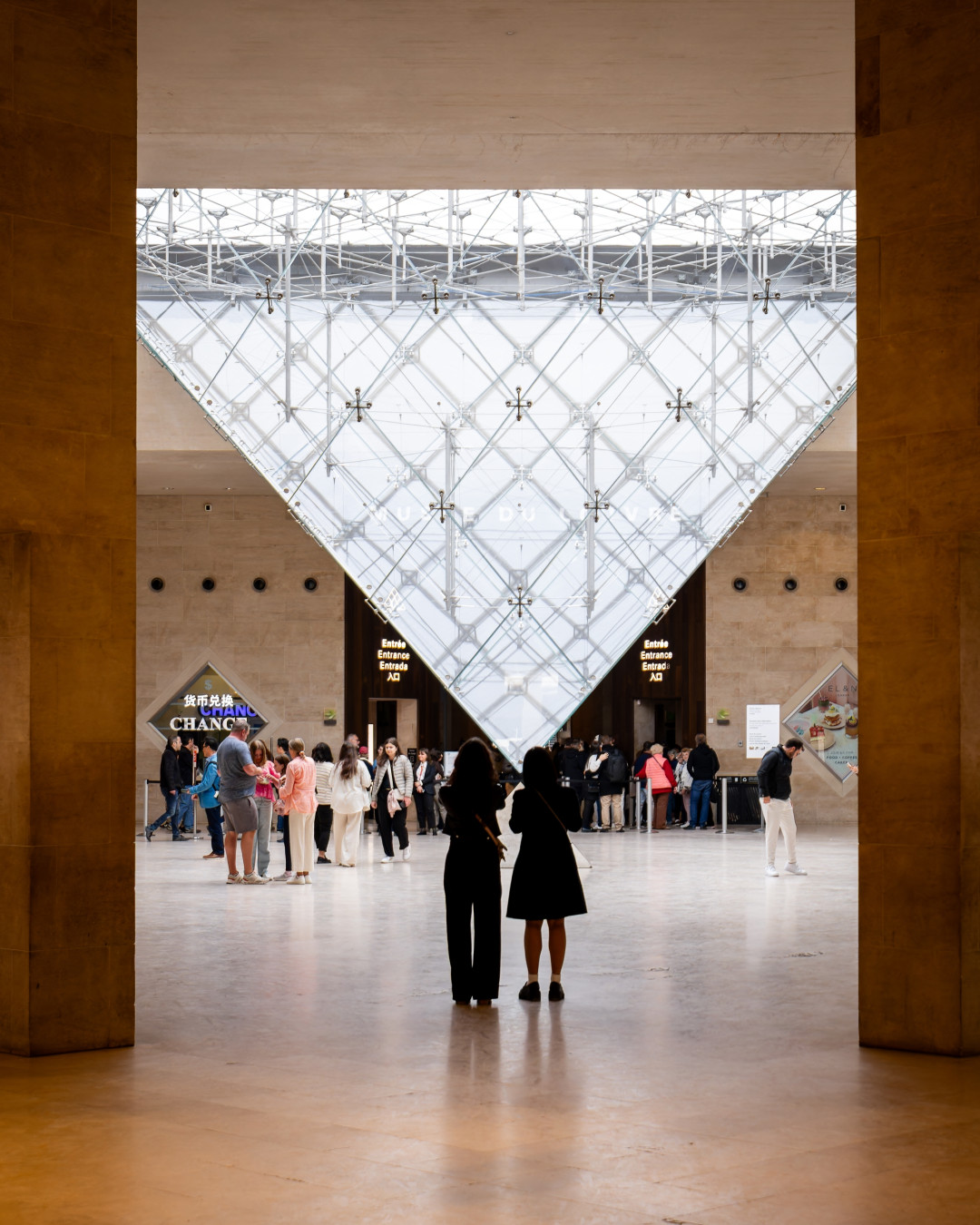 Появилась информация о подозреваемых в дерзком ограблении Лувра