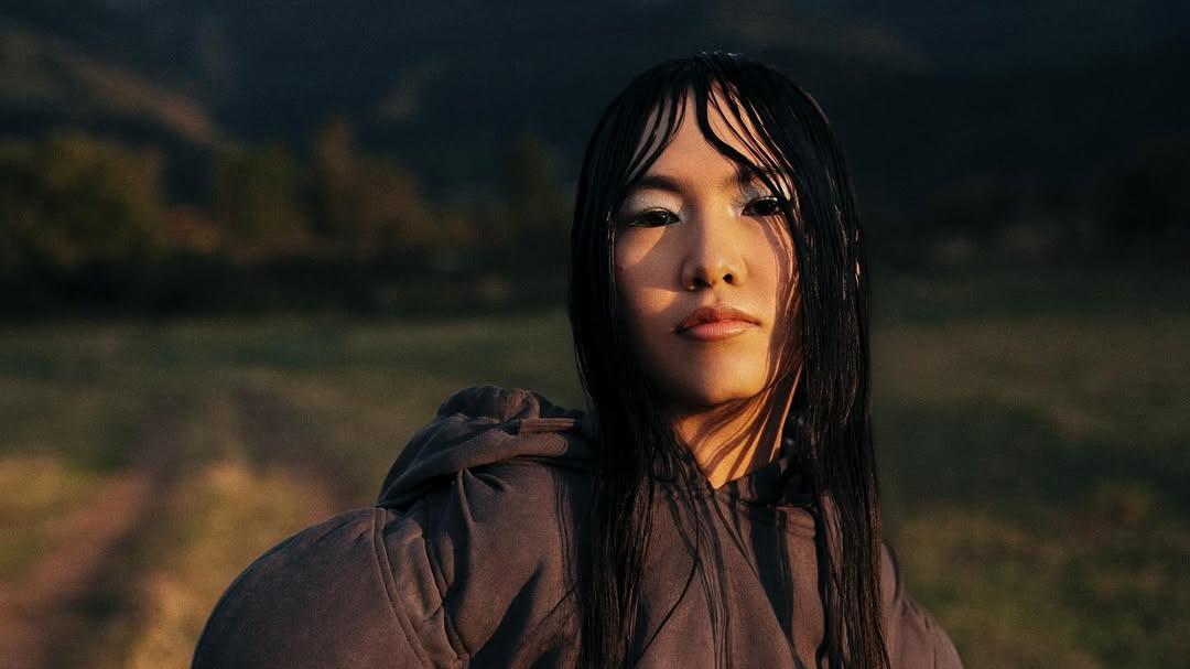 Darkhan Juzz-бен фит: Yenlik дебюттық альбомын ұсынды
