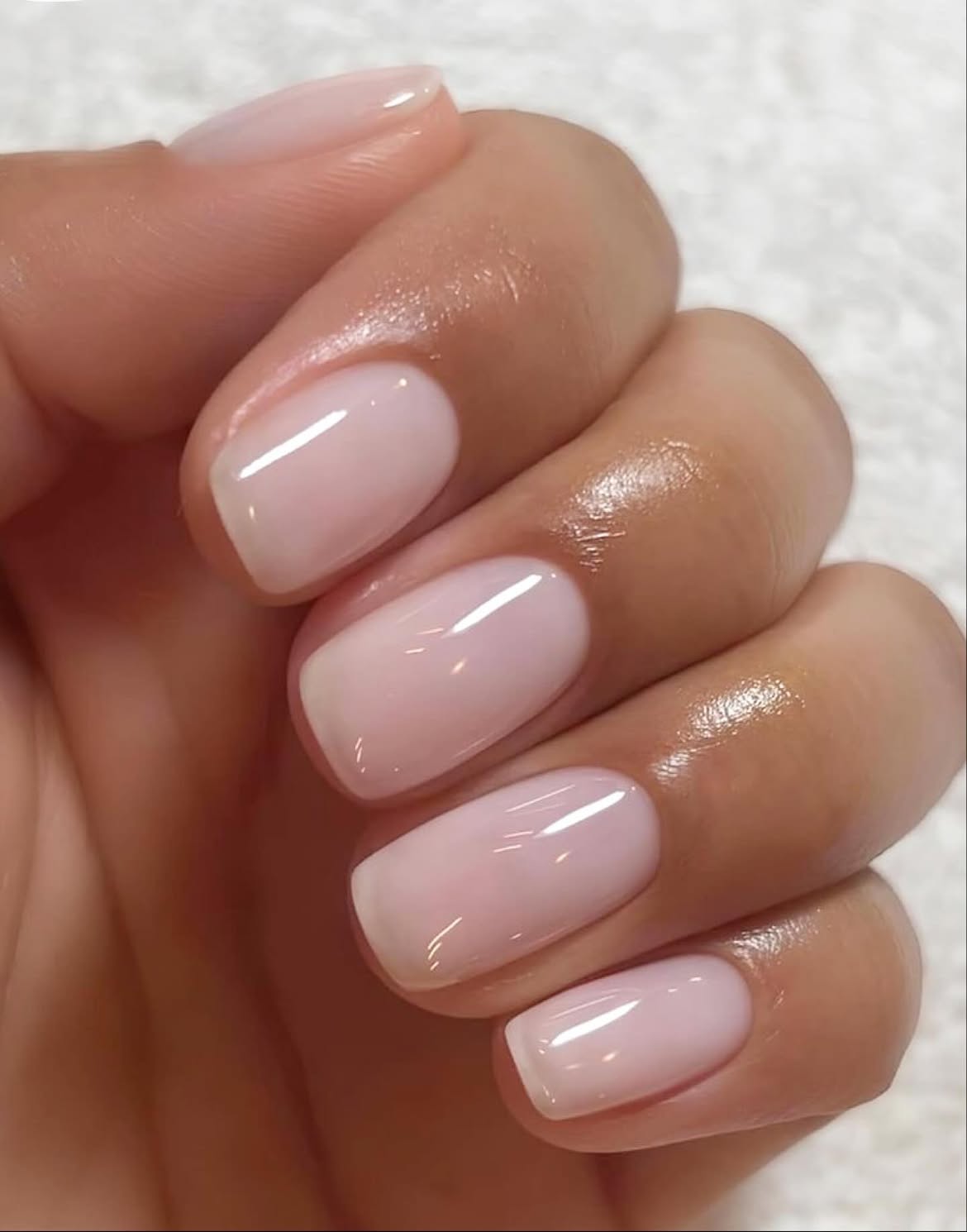 Маникюр Milky Rosé — самый легкий и элегантный бьюти-тренд этого лета