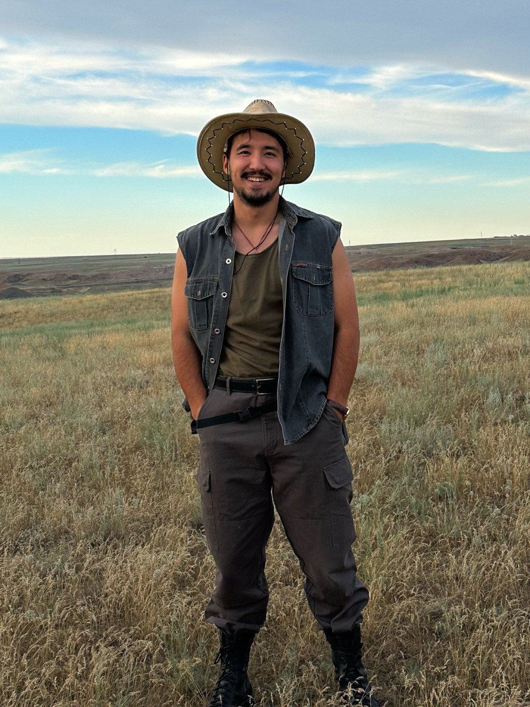 «Жұлдыздар танымалдыққа дейін және қазір…» Ермек Шынболатов бала кезіндегі ескі фотосуретін көрсетті