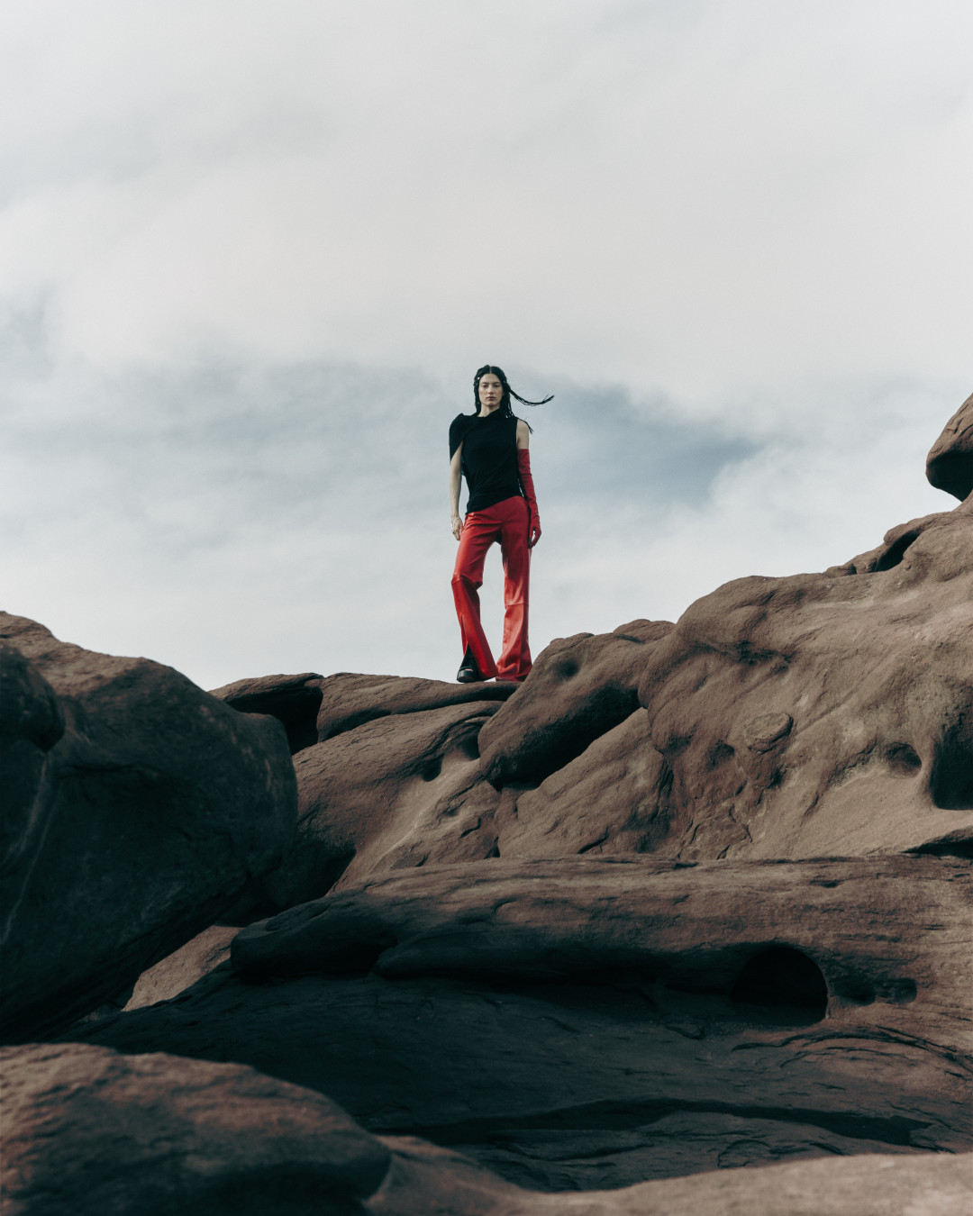 На «красных скалах» Катутау: каверстори нового номера Harper's BAZAAR Kazakhstan