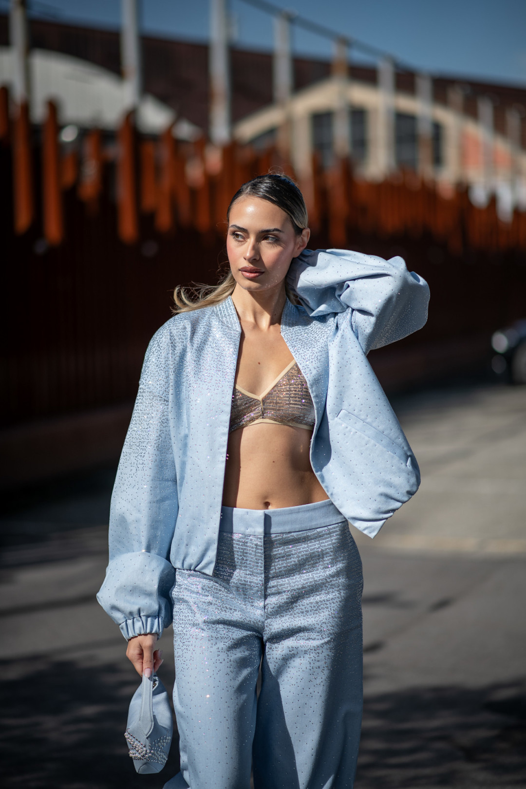 Как красиво выставить бюстгальтер напоказ