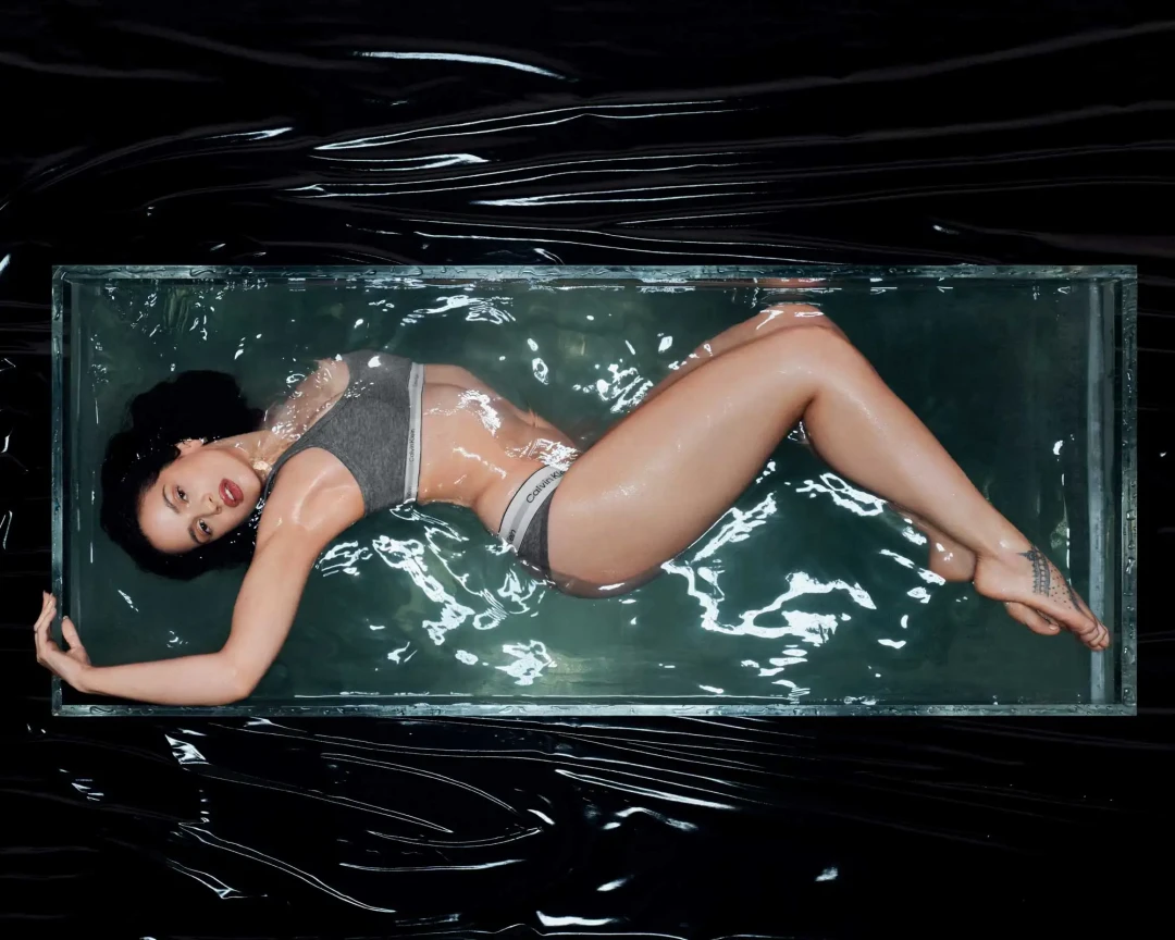 Горячая Розалия появилась в кампейне Calvin Klein