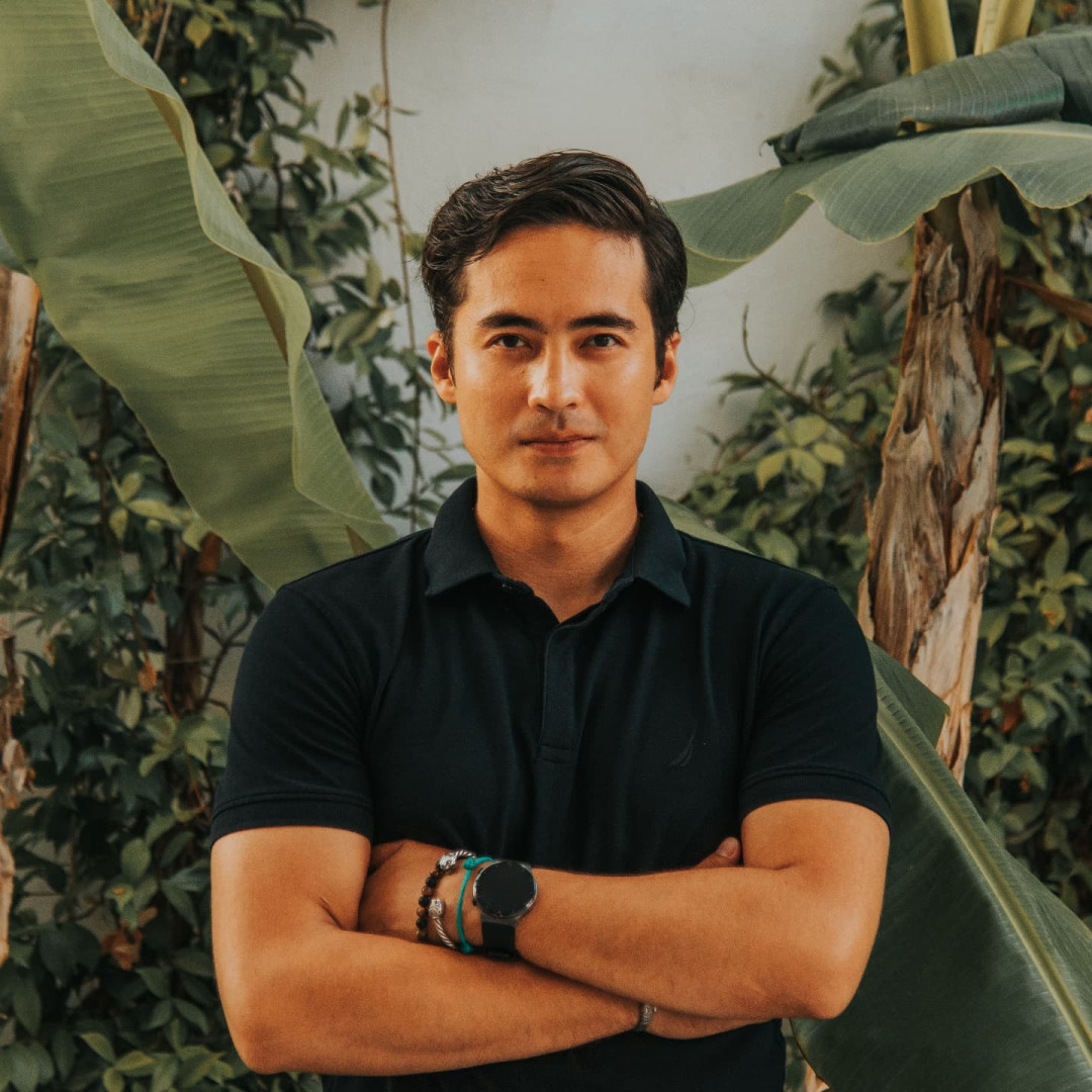 «Жұлдыздар танымалдыққа дейін және қазір…» Санжар Мәди бала кезіндегі ескі фотосуретін көрсетті