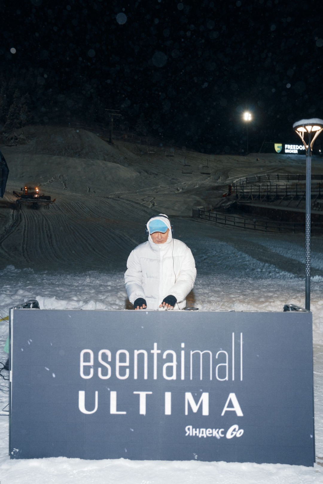 Яркое открытие зимнего сезона: Esentai Mall и Ultima Яндекс Go