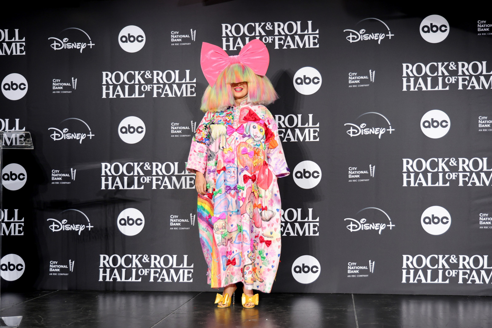 Детали развода певицы Sia: звезда согласилась на крупные выплаты