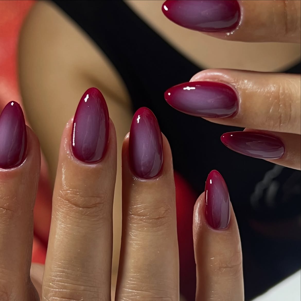 Витражный бордо и оттенок Cherry Cola стали главной нейл-одержимостью сезона