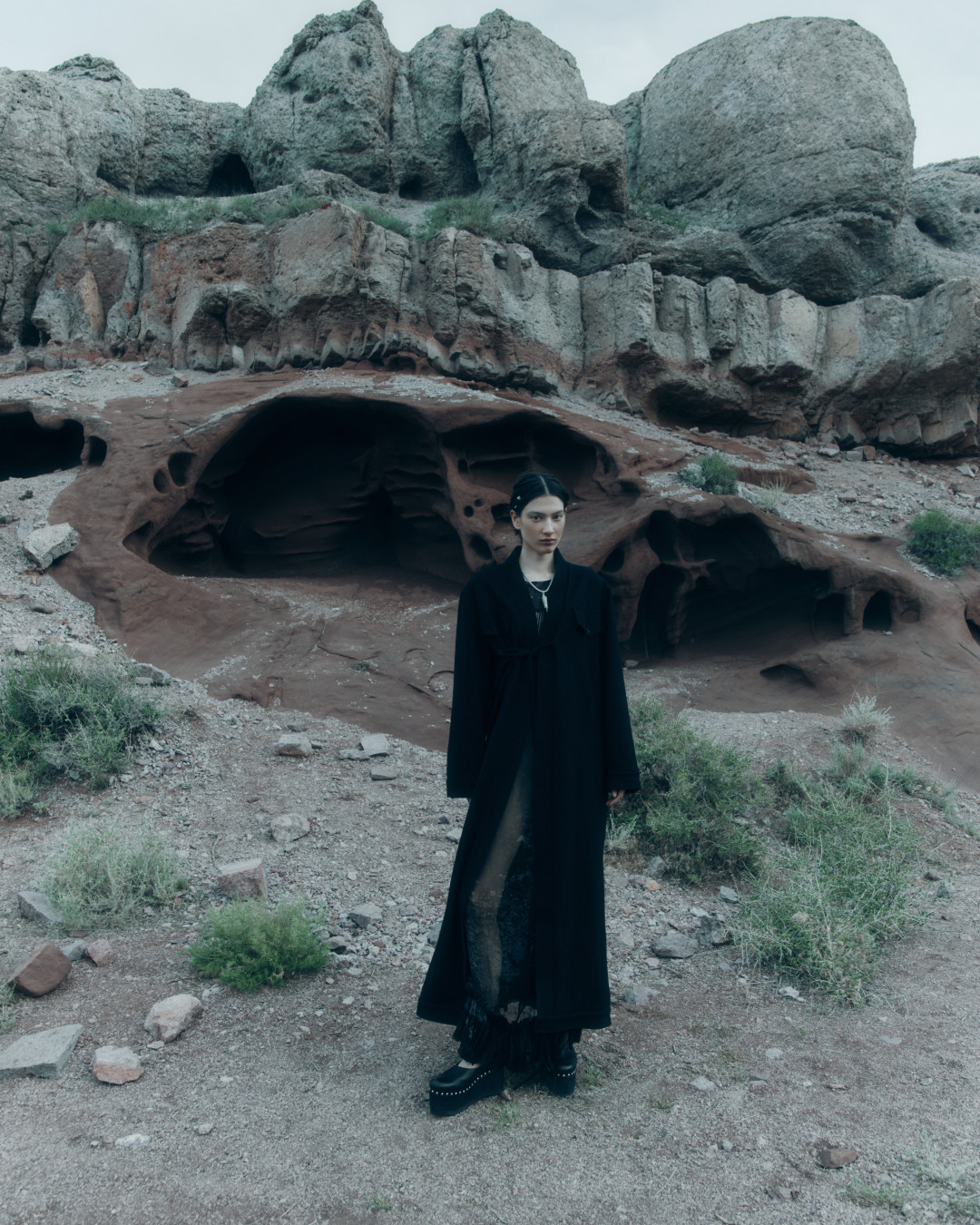 На «красных скалах» Катутау: каверстори нового номера Harper's BAZAAR Kazakhstan