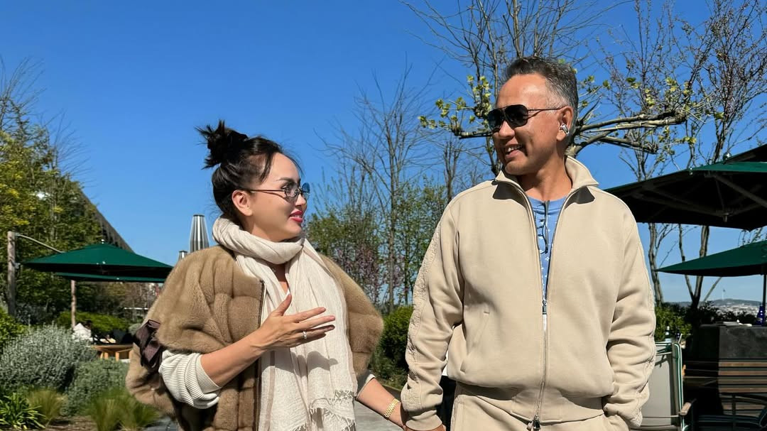 «Қыздарыммен таныс болыңыздар»: Баян Алагөзова қос ханшайымының жүзін көпшілікке көрсетті