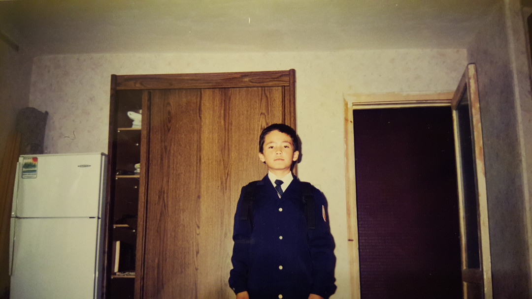 «Жұлдыздар танымалдыққа дейін және қазір…» Санжар Мәди бала кезіндегі ескі фотосуретін көрсетті