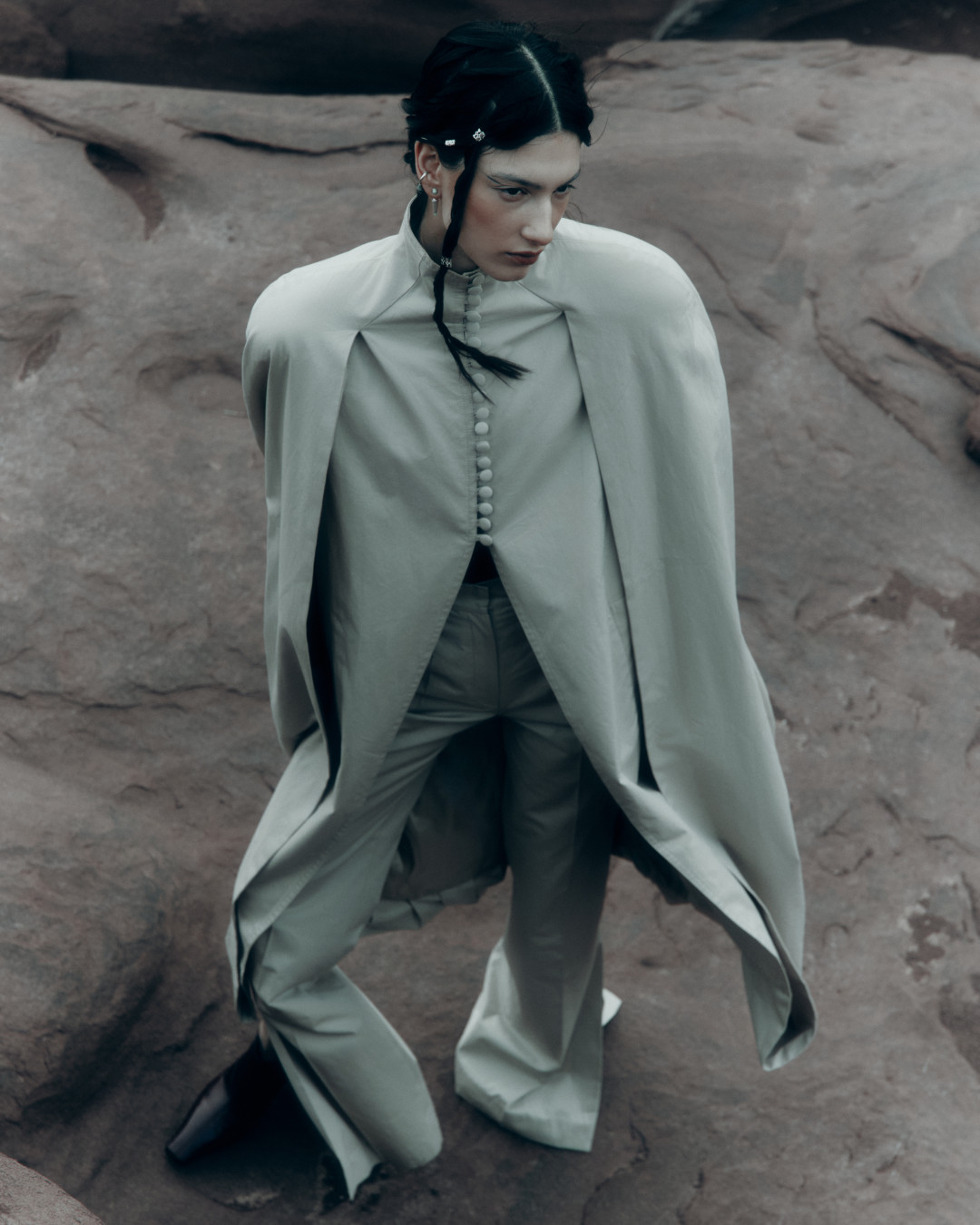 На «красных скалах» Катутау: каверстори нового номера Harper's BAZAAR Kazakhstan