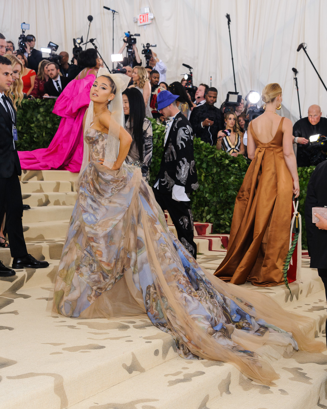 Вспоминаем самые эффектные и культовые наряды звезд на Met Gala