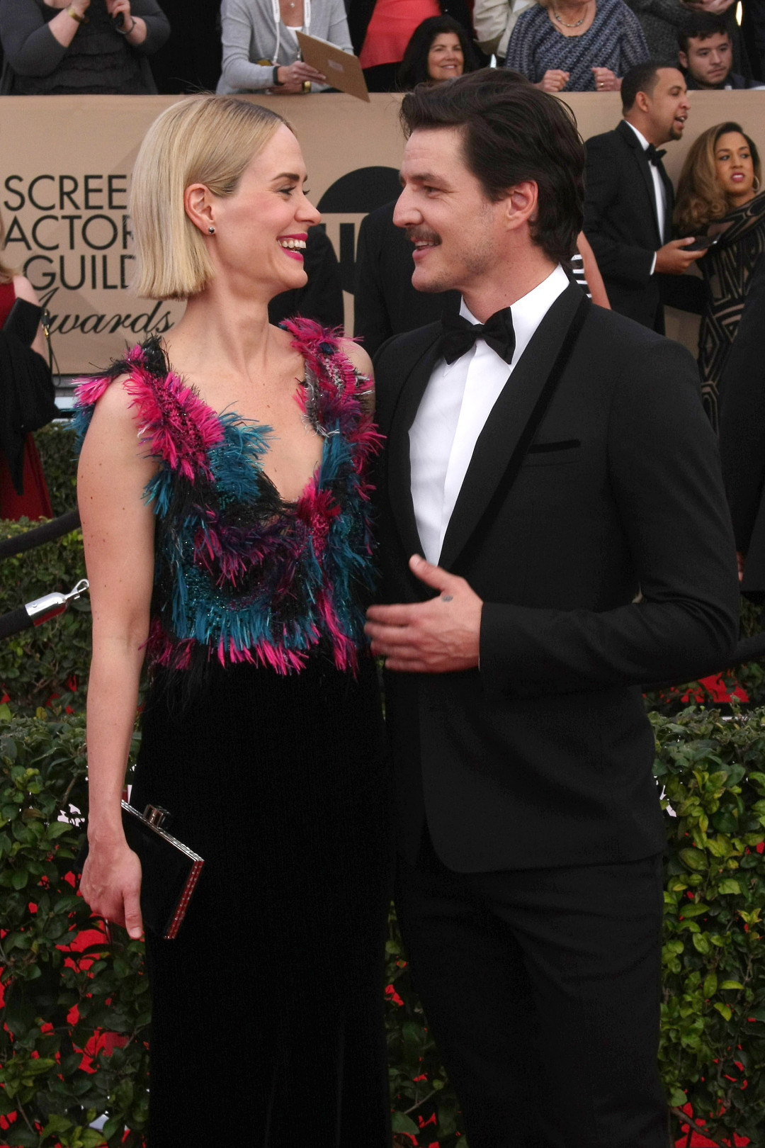 История 32-летней дружбы Педро Паскаля и Сары Полсон, проверенной бедностью, славой и расстоянием