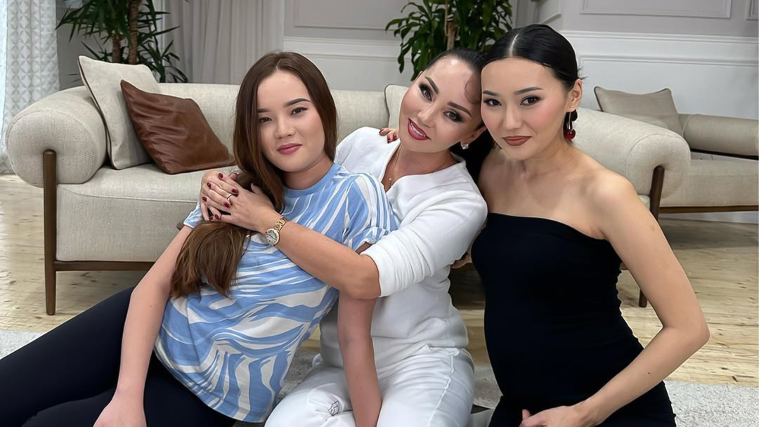 «Ана болу бақыт»: Отандық жұлдыздар аналар мерекесін қалай атап өтті?