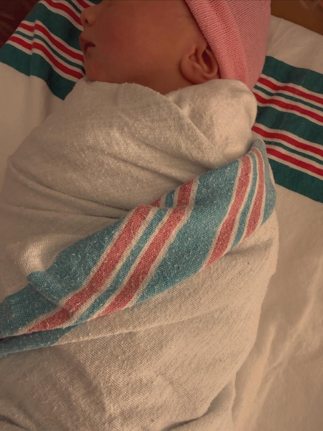 Карли Клосс в третий раз стала мамой