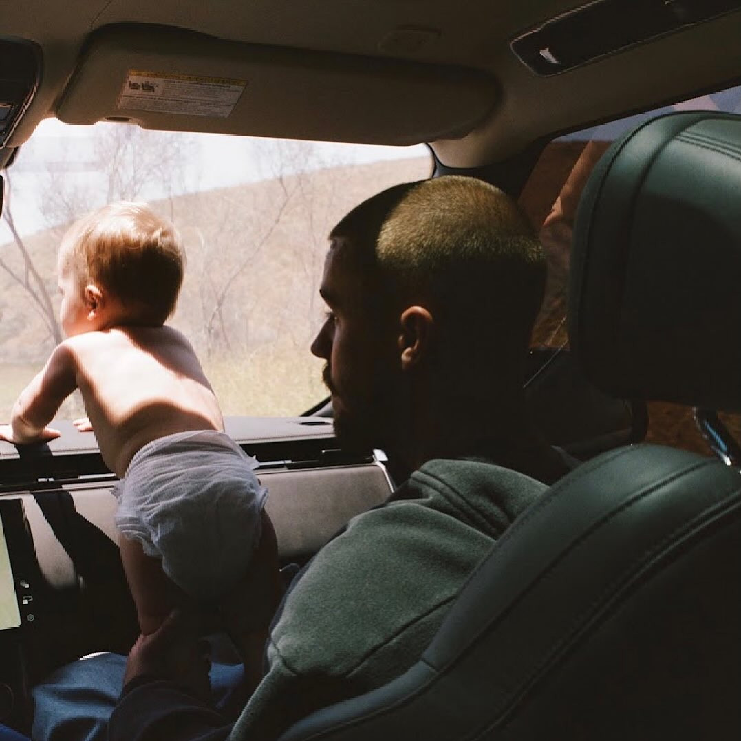 Джастин Бибер в роли заботливого отца: певец опубликовал фото с маленьким Джеком