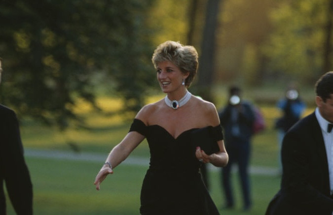 Самые скандальные платья из 1990-х