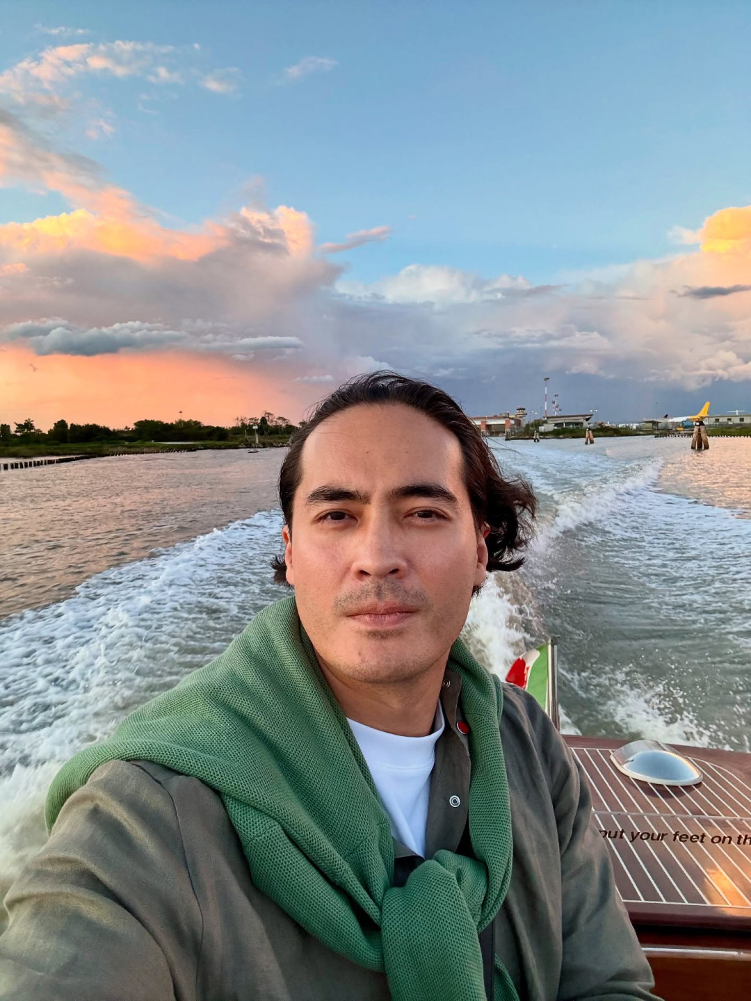 «Жұлдыздар танымалдыққа дейін және қазір…» Санжар Мәди бала кезіндегі ескі фотосуретін көрсетті