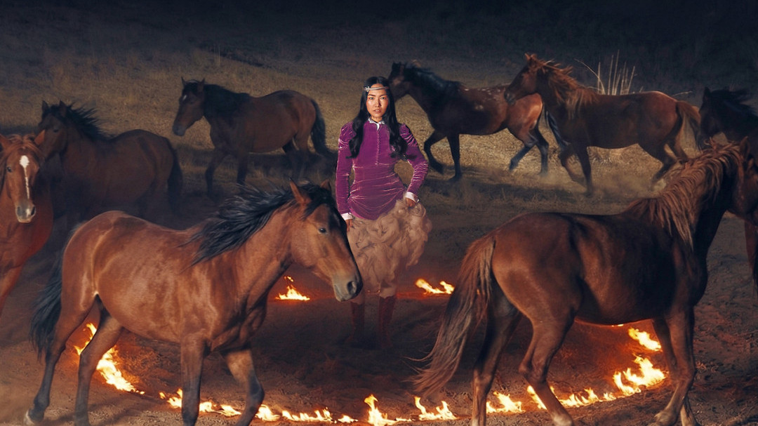 Ережелерді бұзу: Yenlik Harper's BAZAAR Kazakhstan журналына арналған жаңа нөмірдің мұқабасында