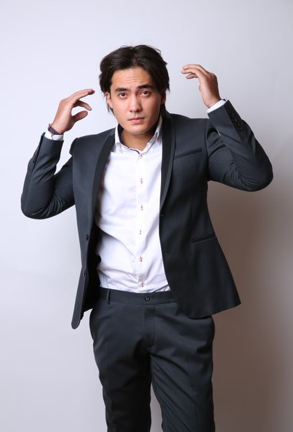 «Жұлдыздар танымалдыққа дейін және қазір…» Санжар Мәди бала кезіндегі ескі фотосуретін көрсетті