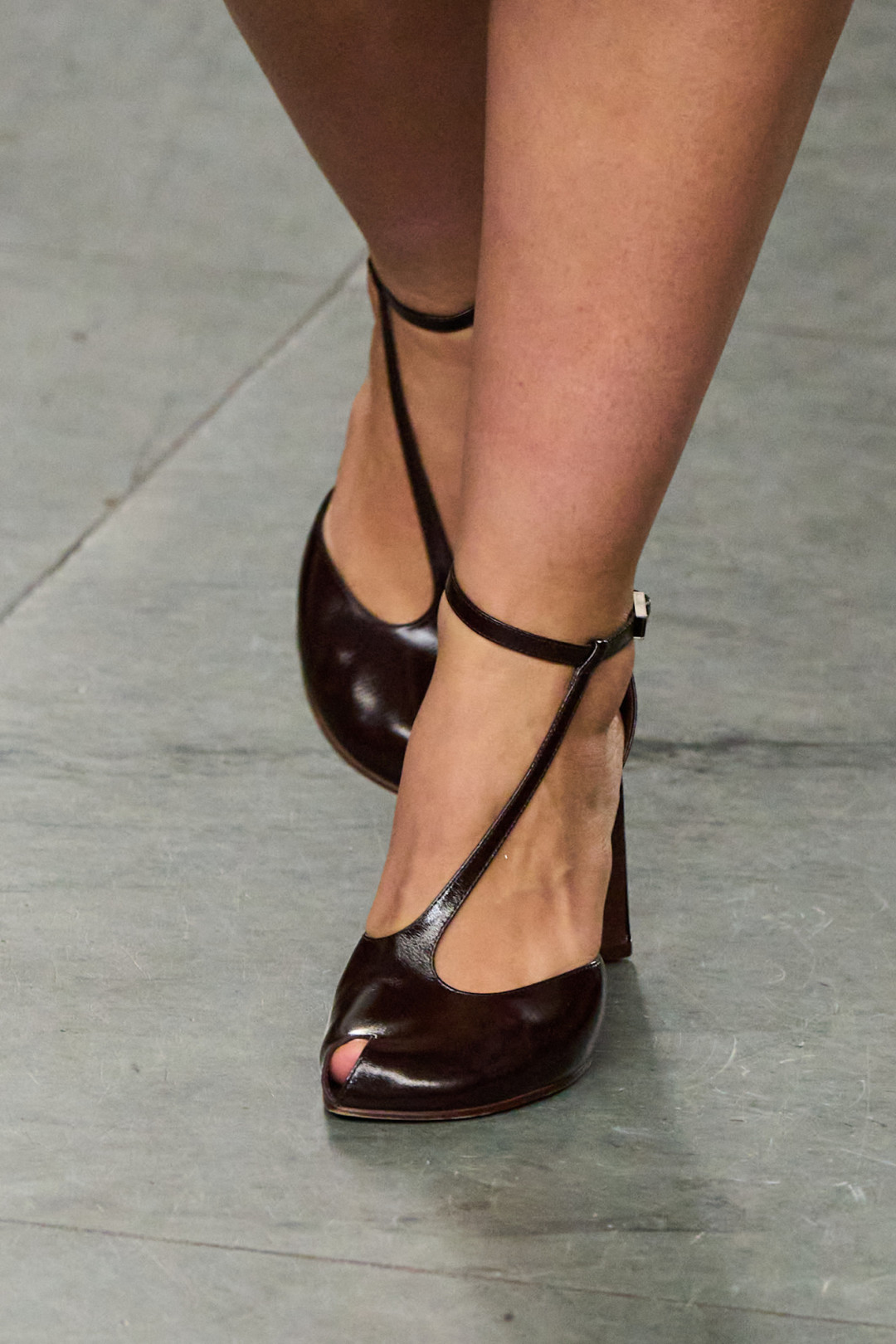 Ашық тұмсықты биік өкшелер қайтадан сәнге енуде