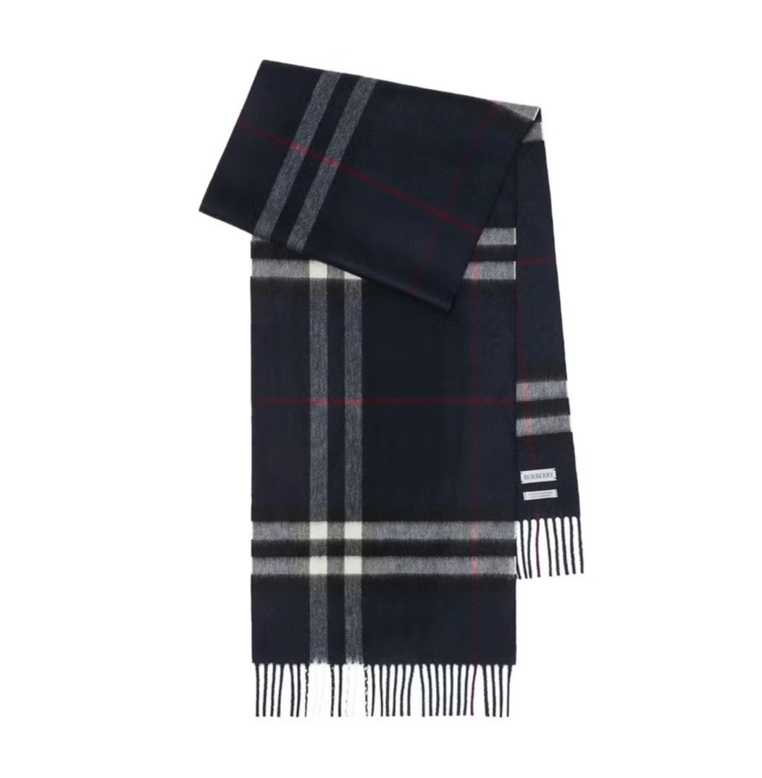 Бас киімдер, шарфтар және қолғаптар: сіздің жайлы образдарыңызға арналған ең үздік қысқы аксессуарлар