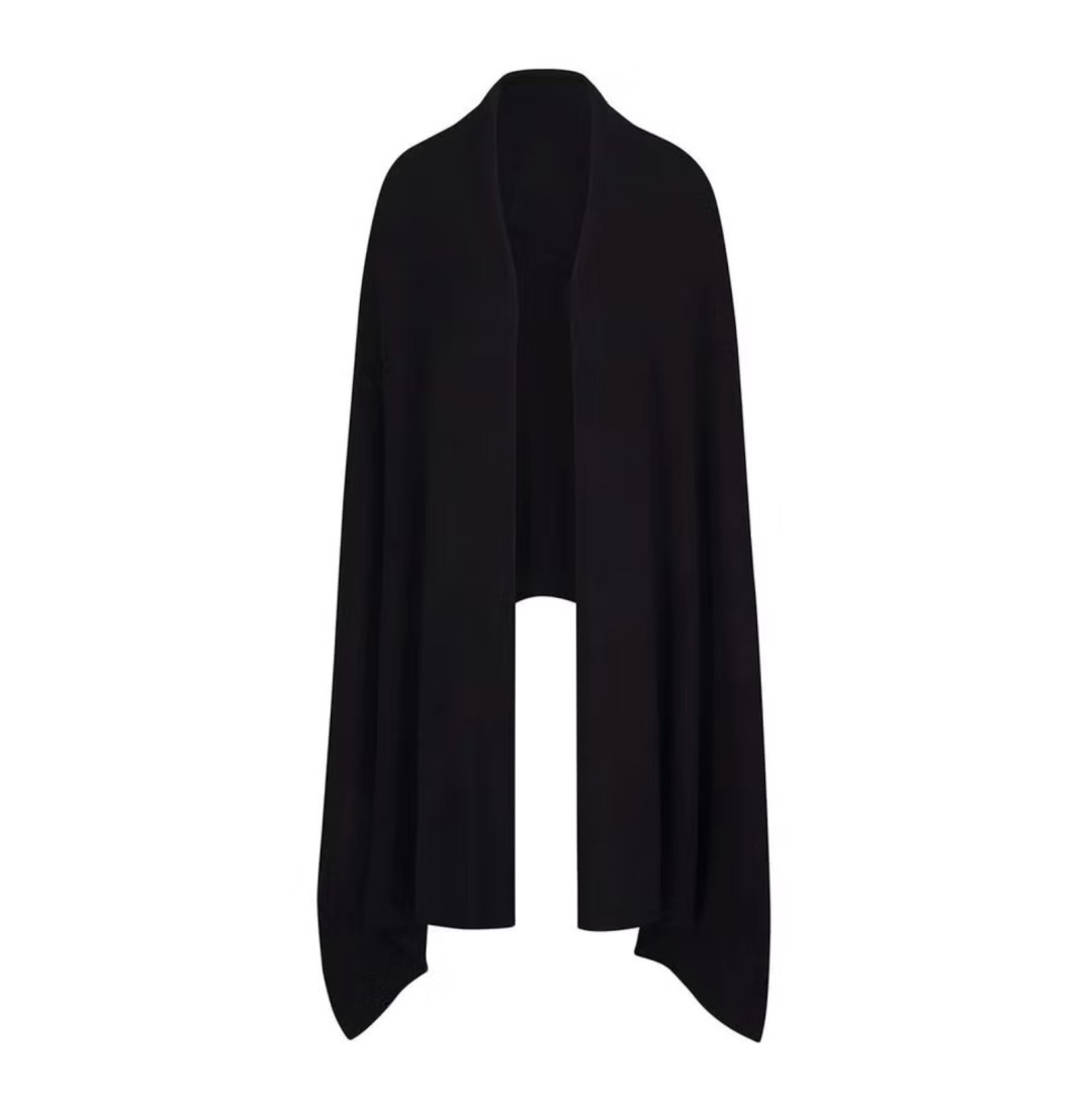 Бас киімдер, шарфтар және қолғаптар: сіздің жайлы образдарыңызға арналған ең үздік қысқы аксессуарлар