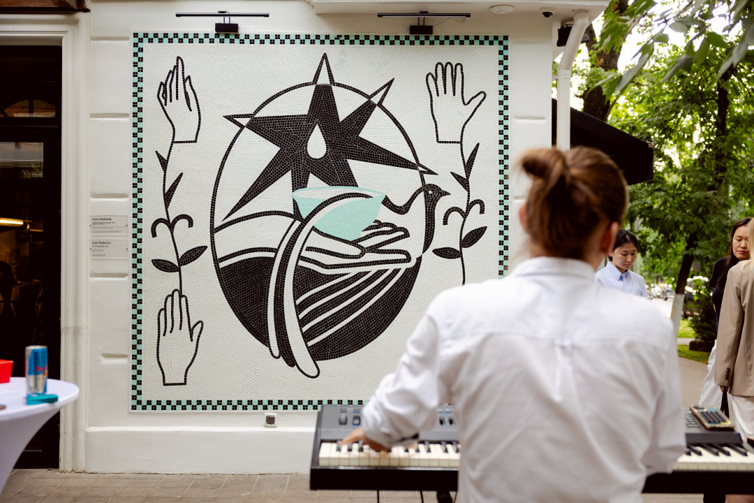 «Дарящая ладонь»: в Алматы прошло открытие мозаики, созданной в рамках коллаборации Sansi x Cafeteria