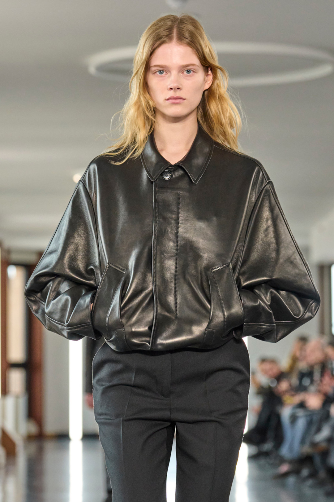 Самая трендовая верхняя одежда осени 2025 года: от бомберов и шуб до парок