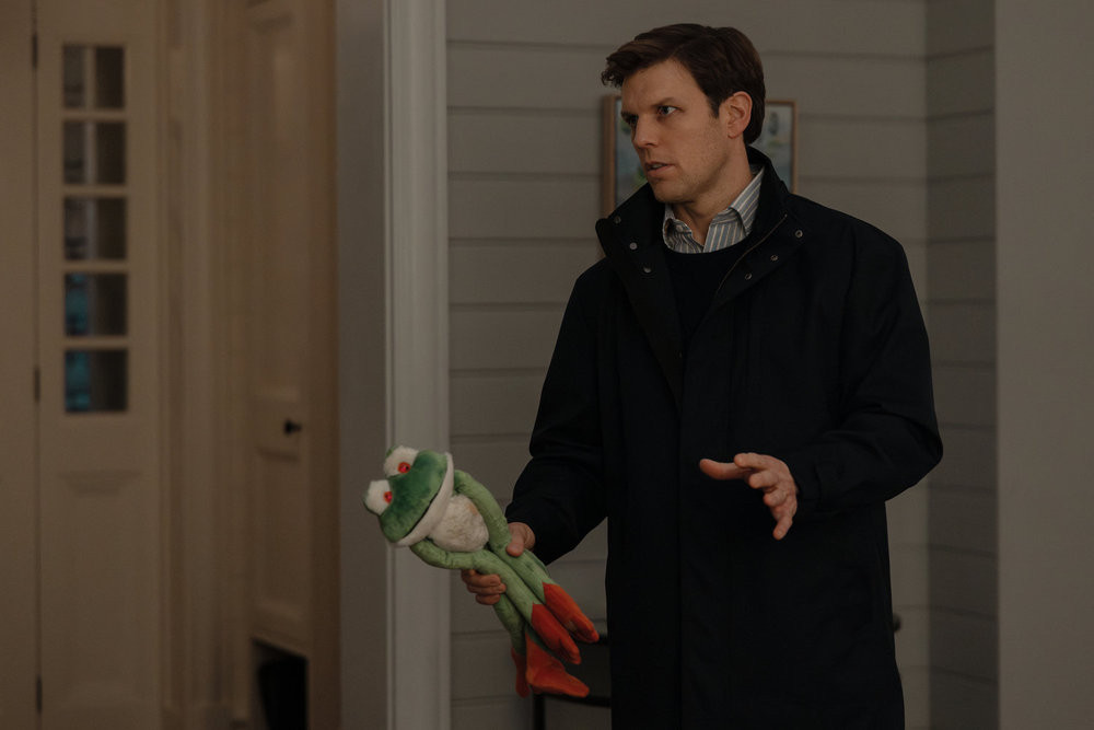 Эксклюзивное видеоинтервью Harper’s BAZAAR Kazakhstan с Джейком Лэси, звездой сериалов «Во всем виновата она» и «Белый лотос», — о его неоднозначных персонажах, игре на гитаре с Сарой Снук и отношении к социальным сетям