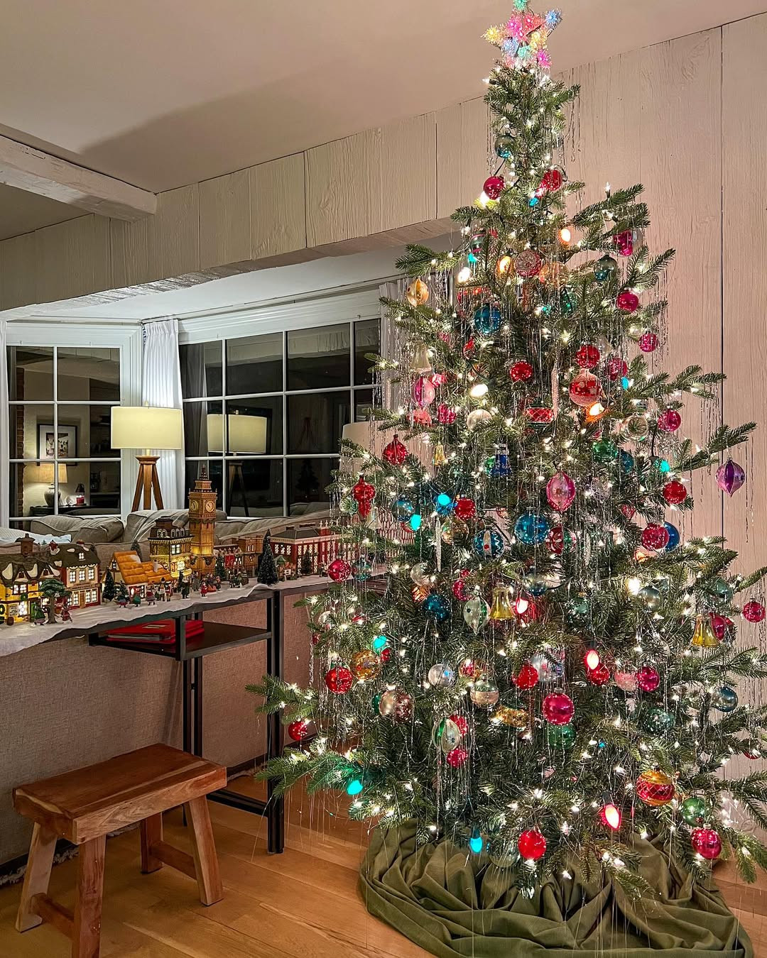 Как украсить елку к 2026 году? Собрали для вас стильные решения