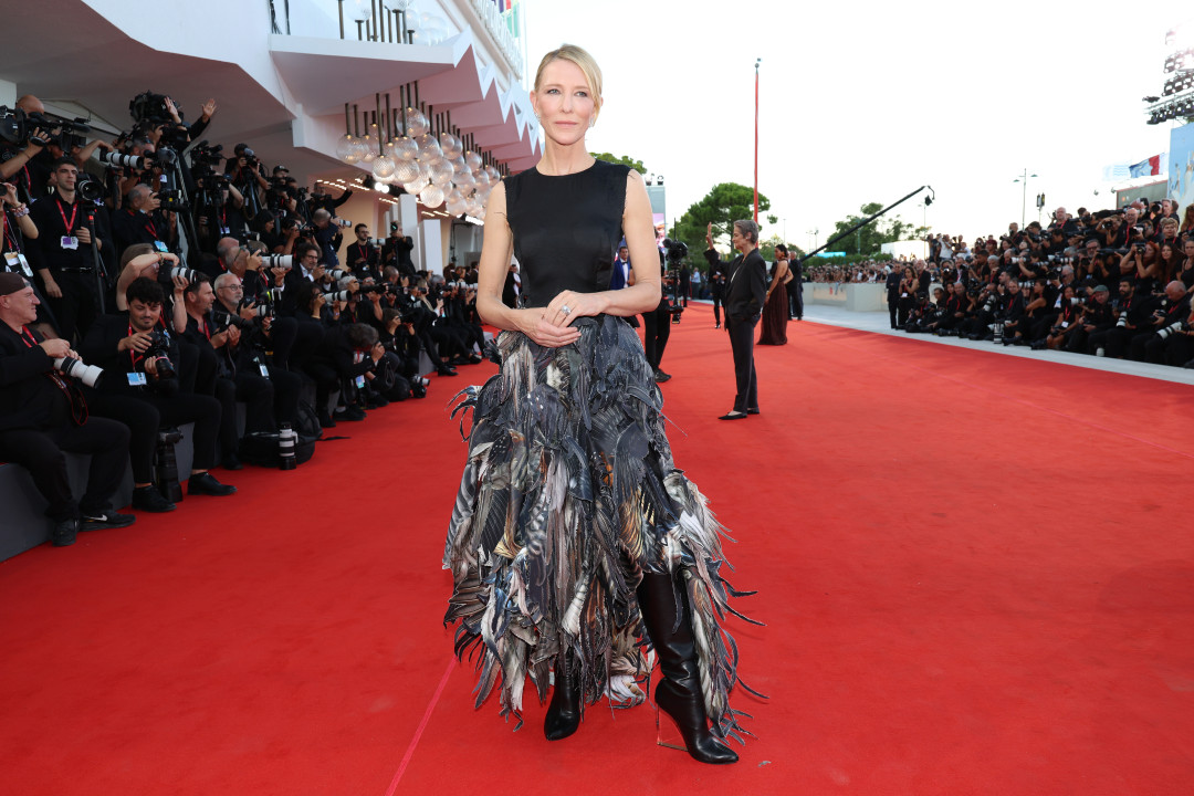 Самые красивые наряды селебрити на Венецианском кинофестивале последних дней 