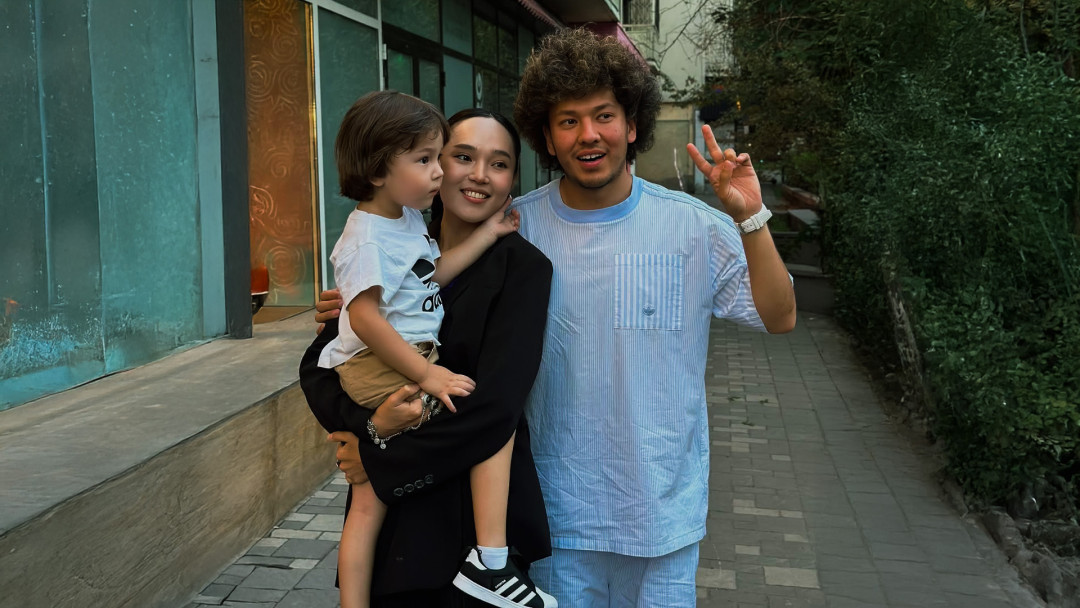 «Алматының қақ ортасында»: Сәкен Қағаров жары Айжұлдыз Адайбековаға пәтер сыйлады!