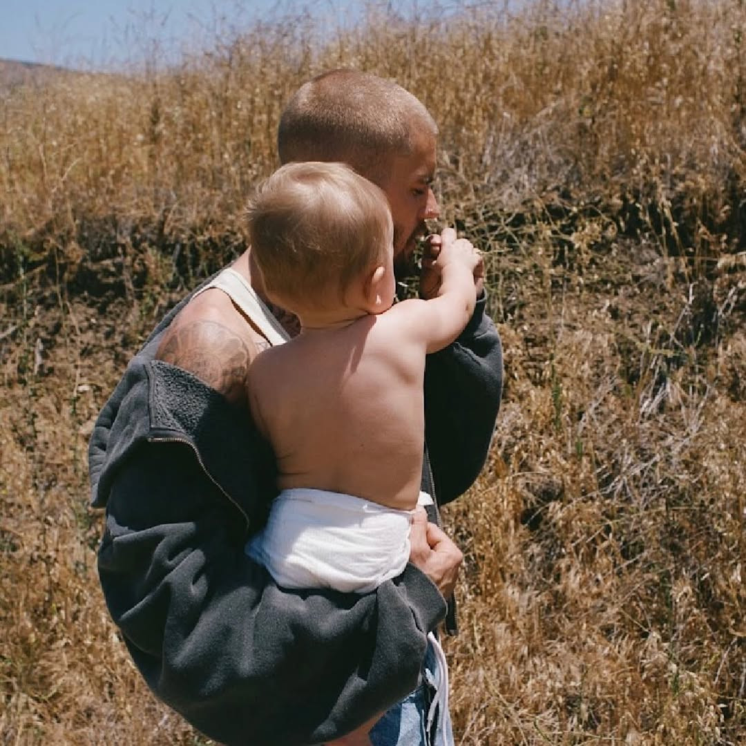 Джастин Бибер в роли заботливого отца: певец опубликовал фото с маленьким Джеком