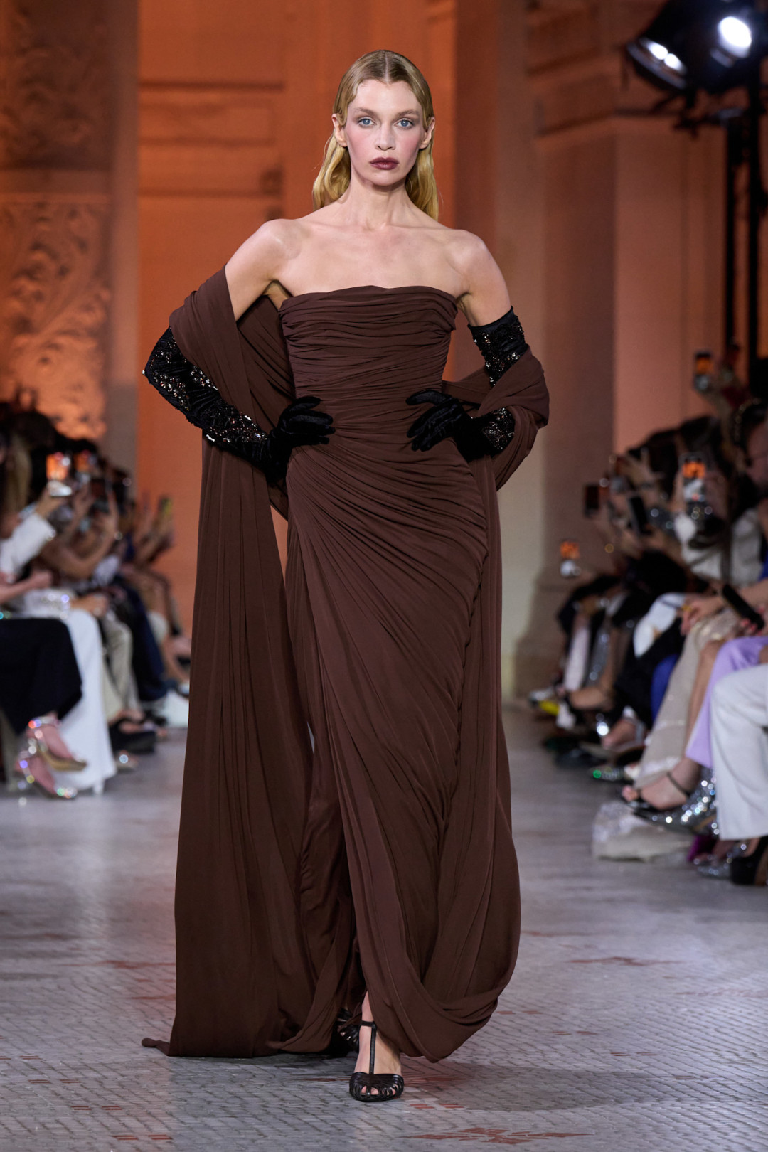 осенне-зимняя Неделя высокой моды 2025 года 