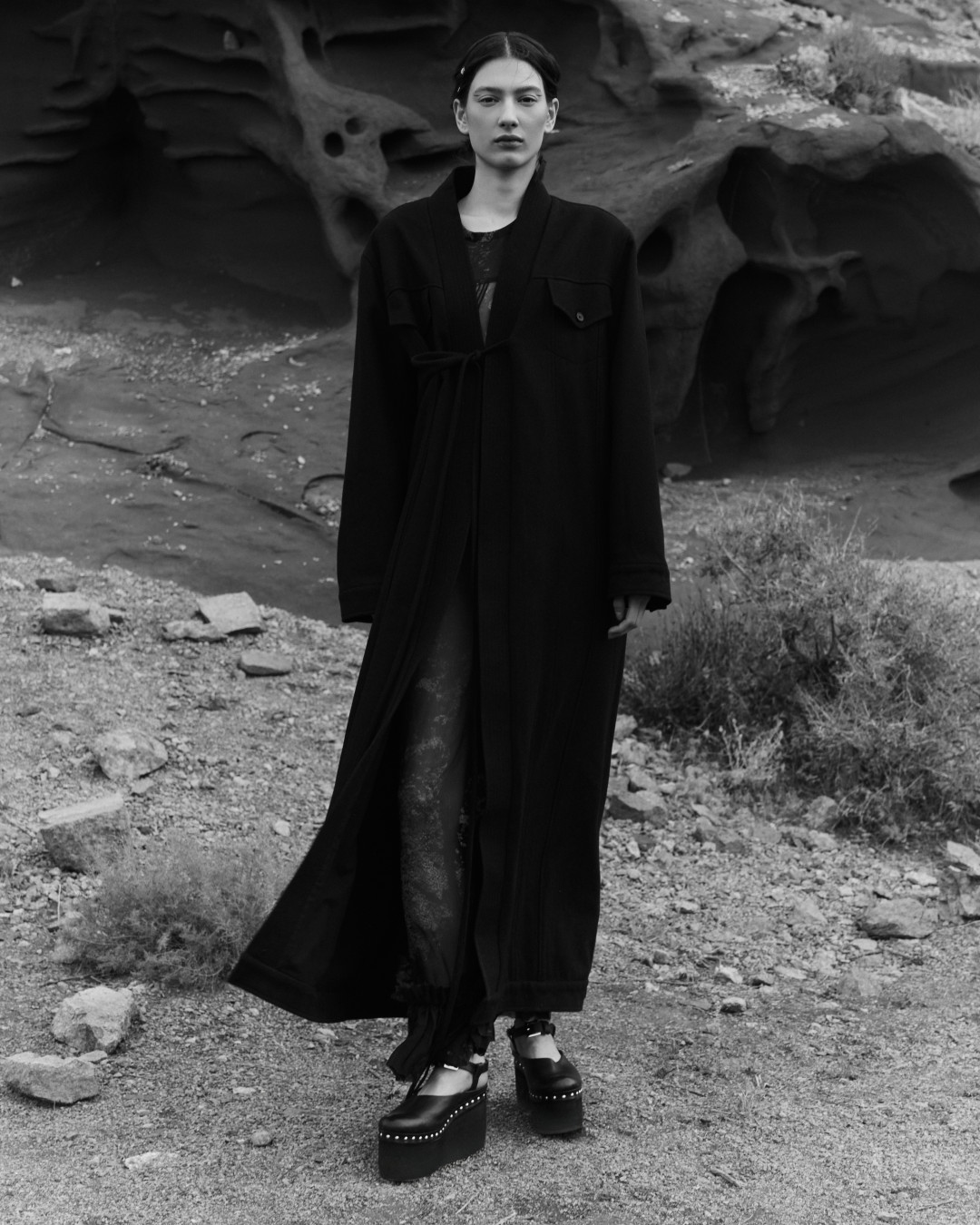 На «красных скалах» Катутау: каверстори нового номера Harper's BAZAAR Kazakhstan