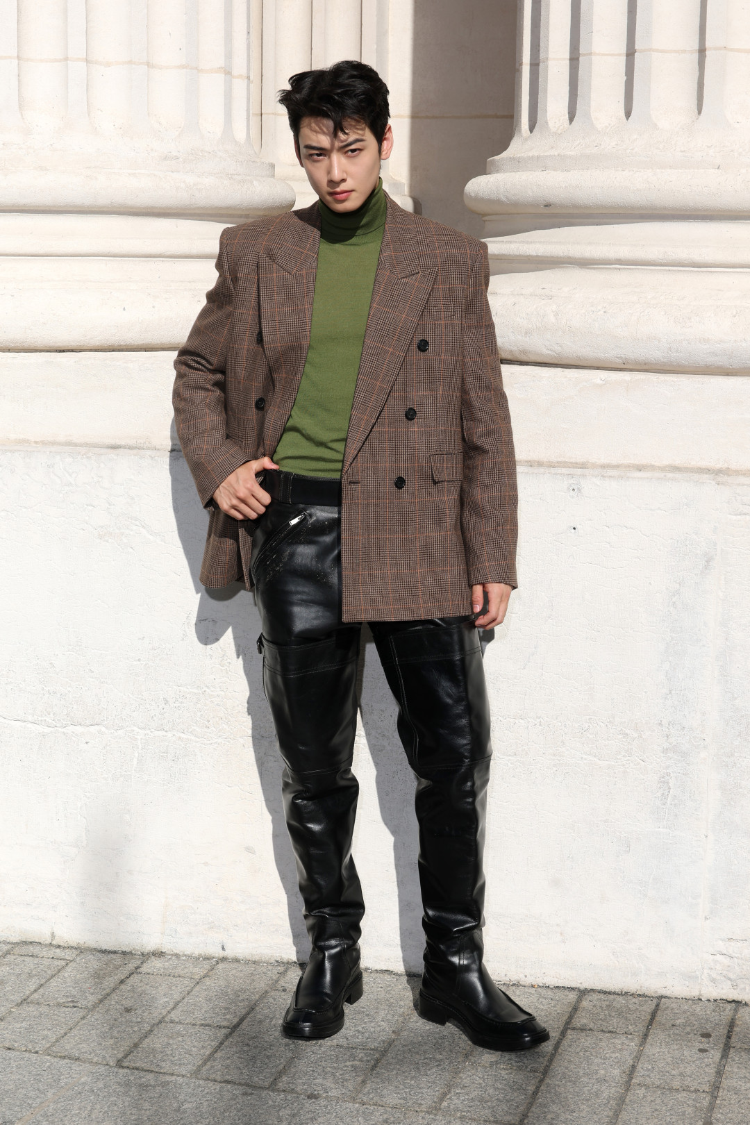 Эти звездные модники без ума от высоких кожаных сапог Saint Laurent 