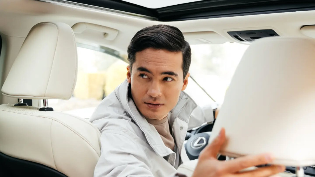 «Жұлдыздар танымалдыққа дейін және қазір…» Санжар Мәди бала кезіндегі ескі фотосуретін көрсетті