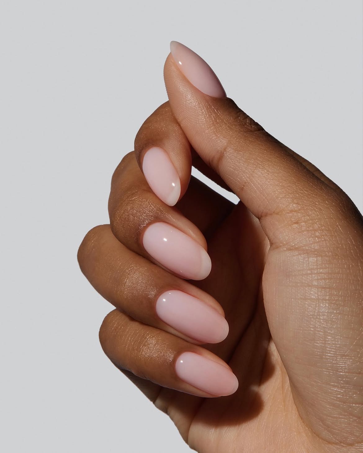 Маникюр Milky Rosé — самый легкий и элегантный бьюти-тренд этого лета