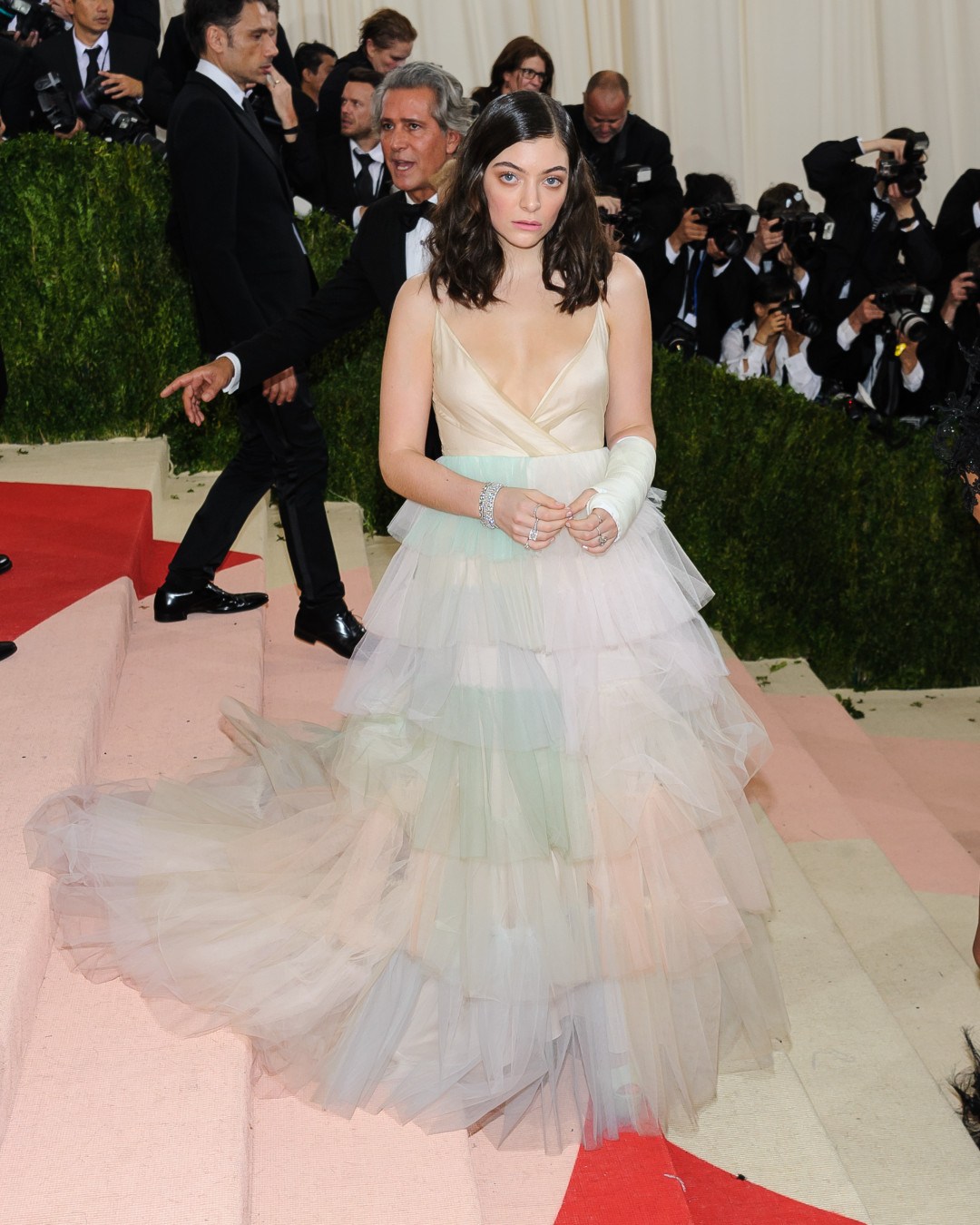 Какие казусы произошли с нарядами знаменитостей на Met Gala разных лет?