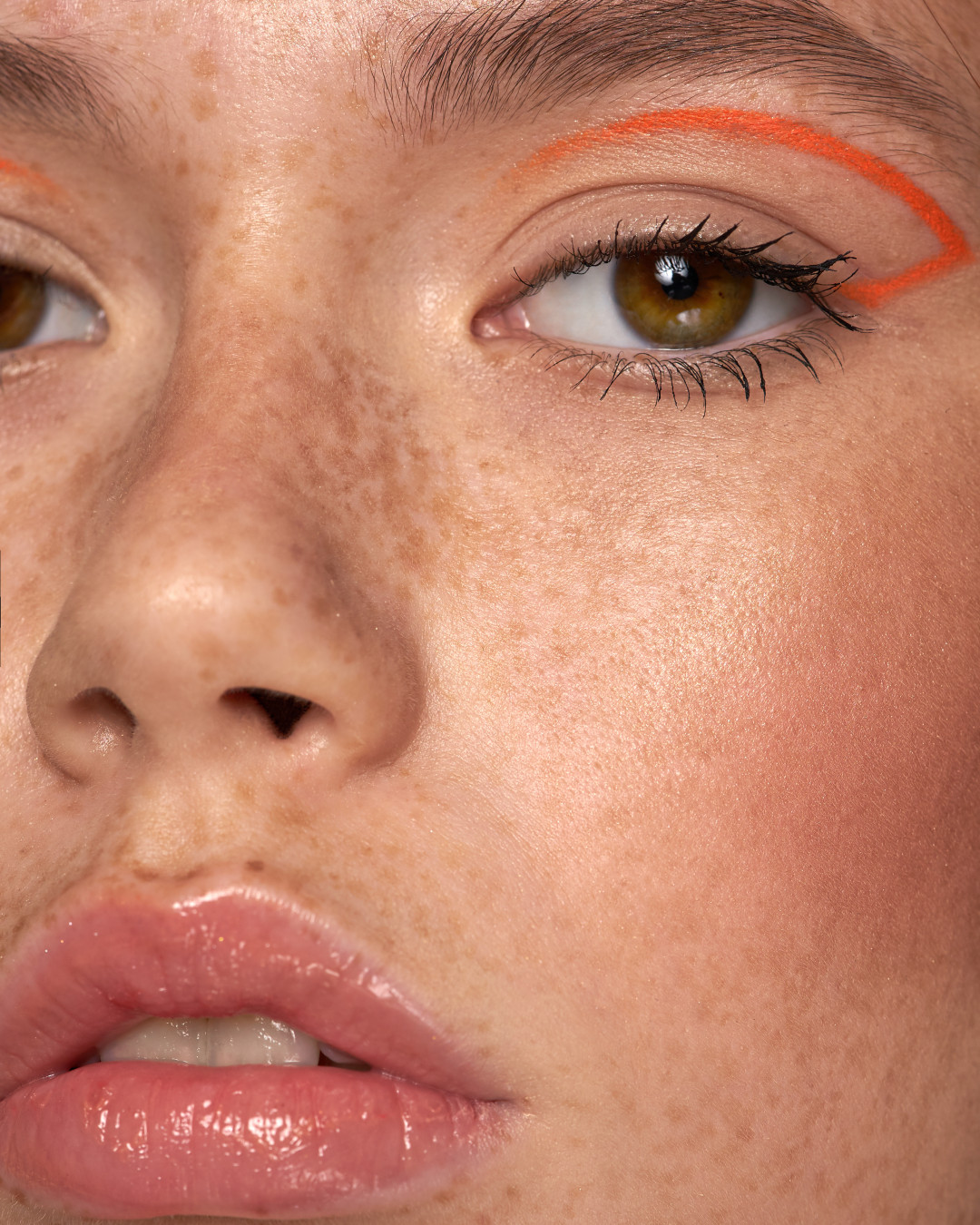 Рассказываем, как быстро замаскировать веснушки на лице с помощью макияжа