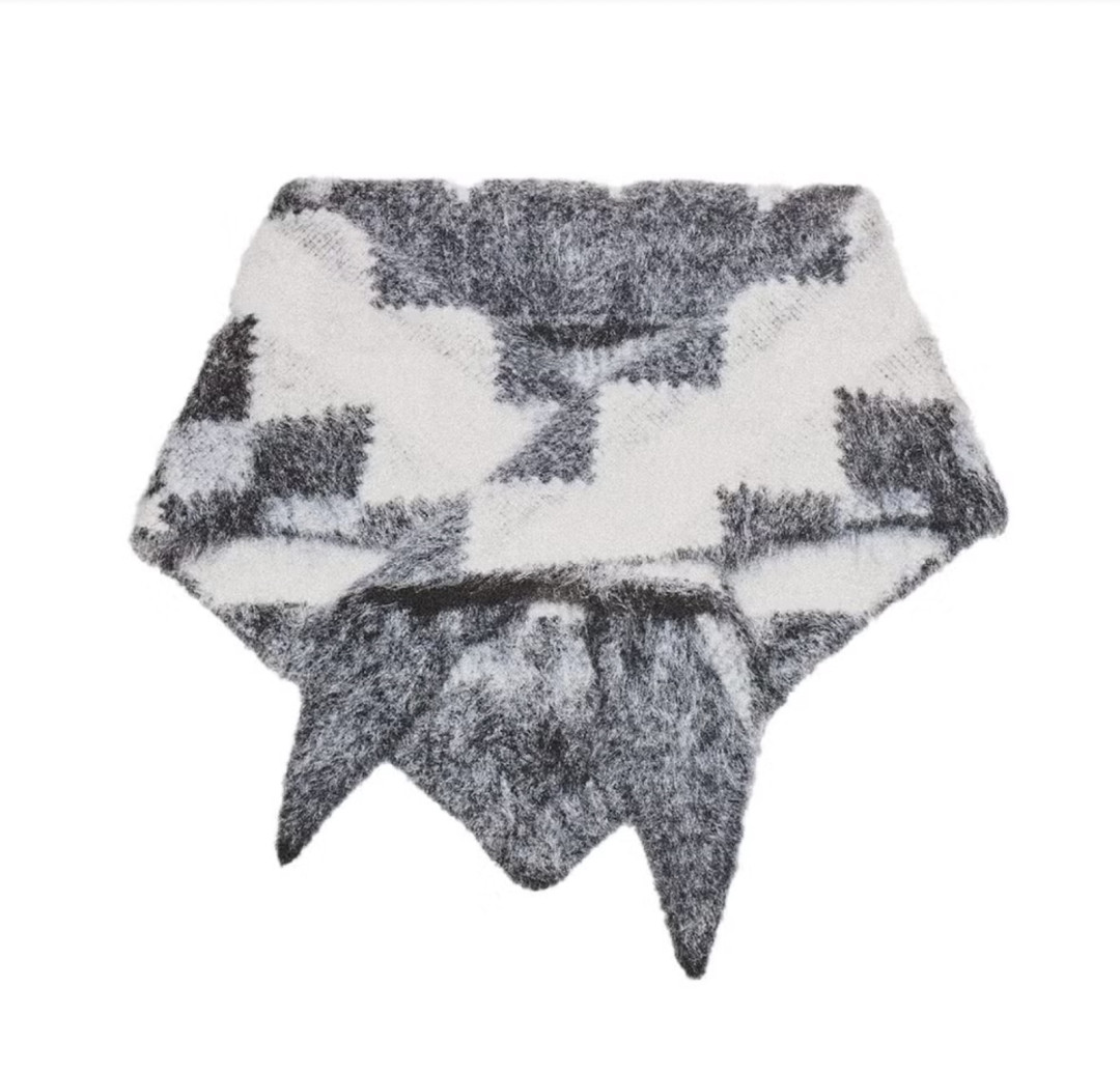 Бас киімдер, шарфтар және қолғаптар: сіздің жайлы образдарыңызға арналған ең үздік қысқы аксессуарлар