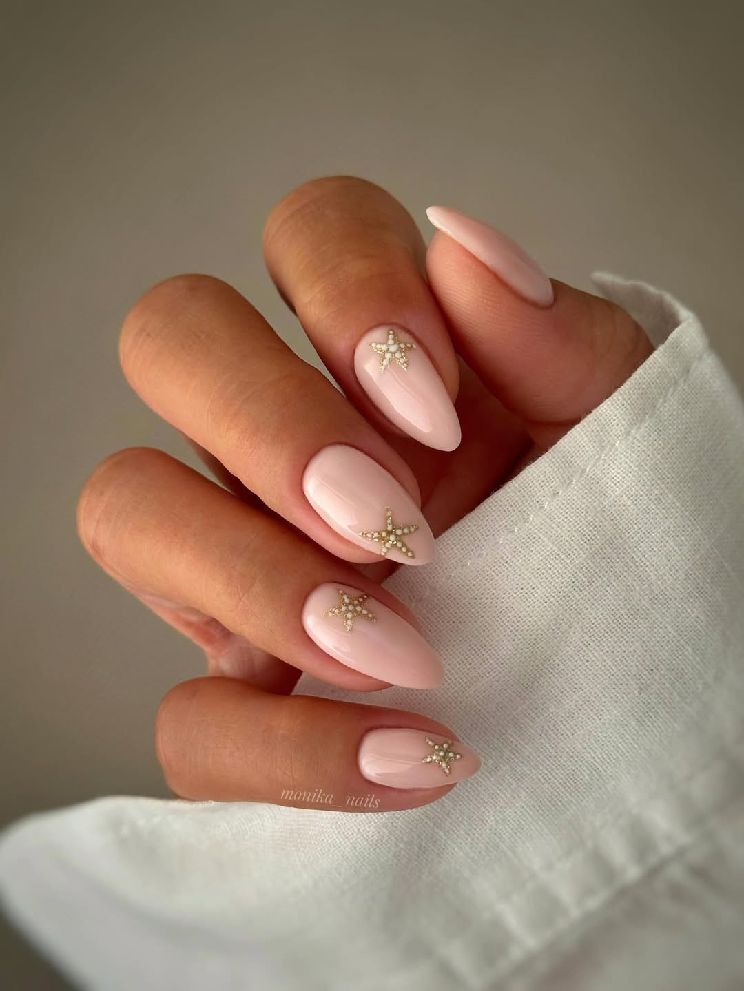 New age: кокетливые и романтичные идеи летнего маникюра 