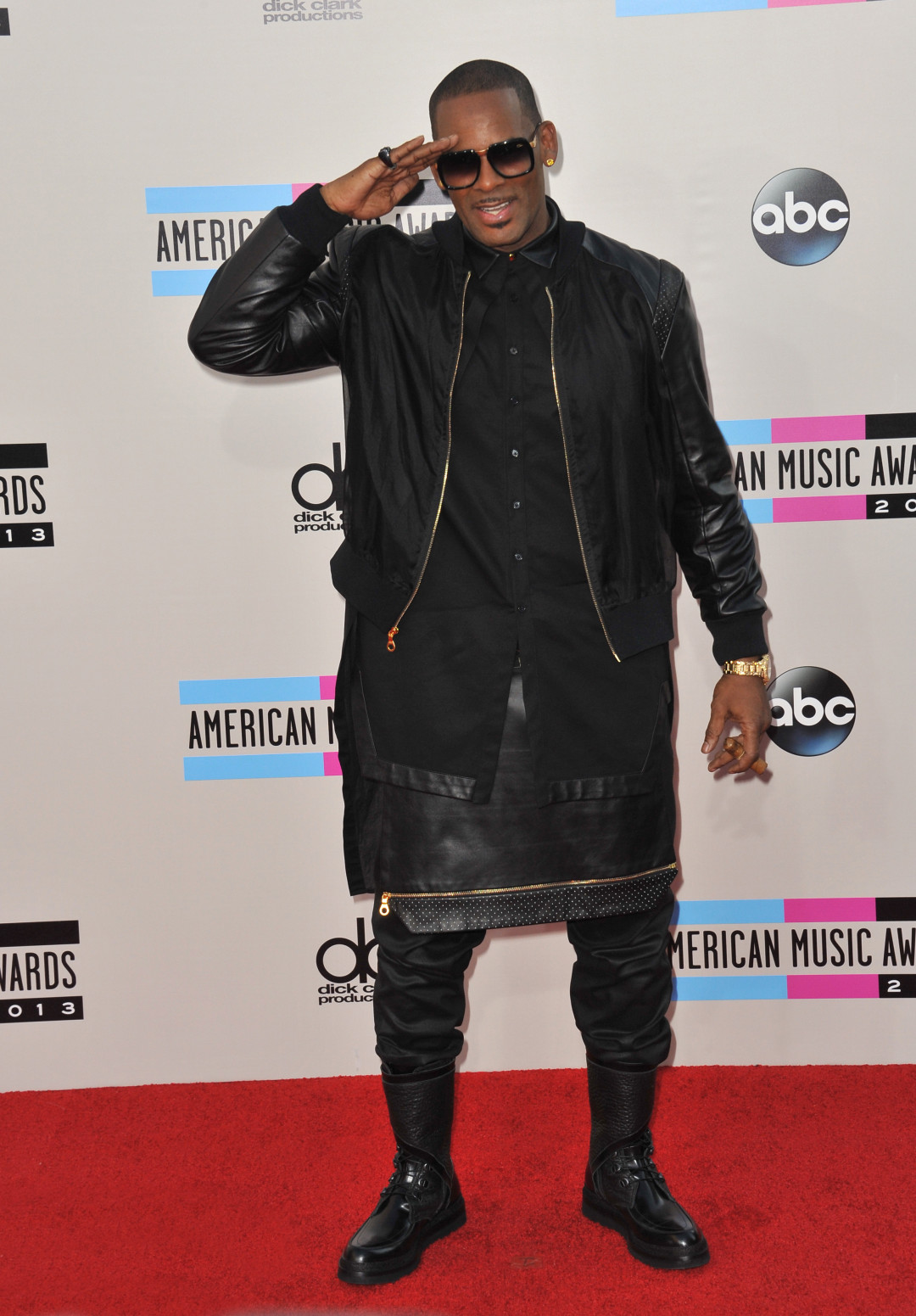 R. Kelly просит выпустить его из тюрьмы