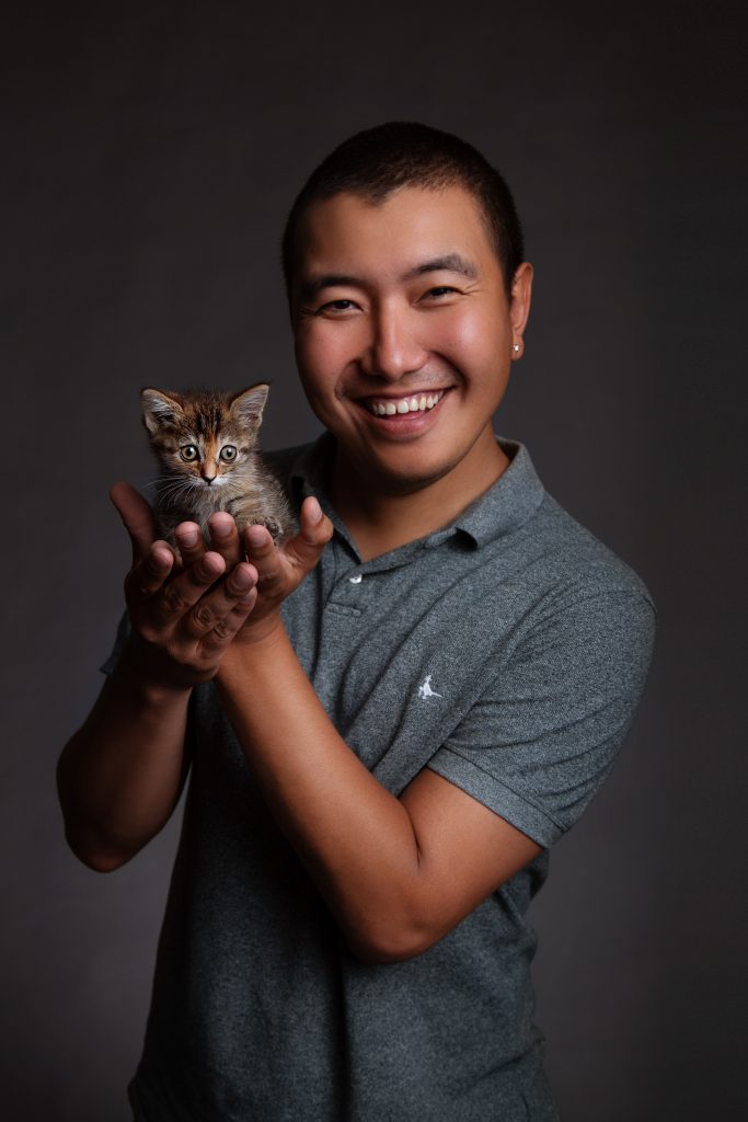 Азамат Дулатов с котенком