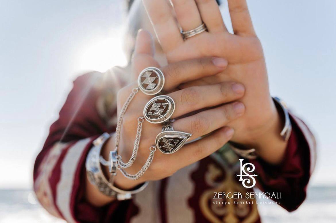 Бесбілезік: Қазақтың этникалық әшекейінің тарихы

