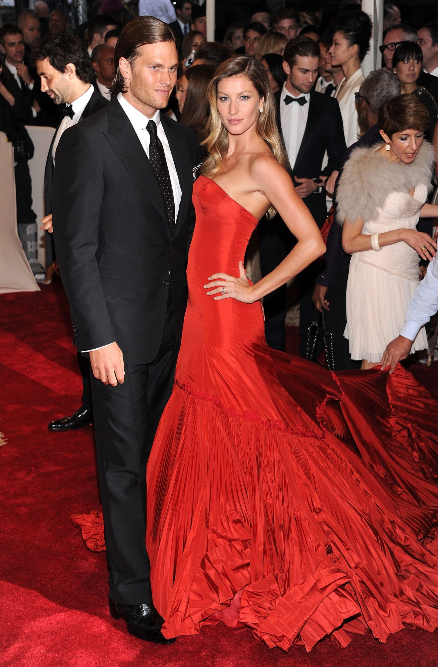 Это изображение имеет пустой атрибут alt; его имя файла - alexander-mcqueen-savage-beauty-costume-institute-gala-at-the-metropolitan-museum-of-art-arrivals-123597541_1970x3000.jpeg