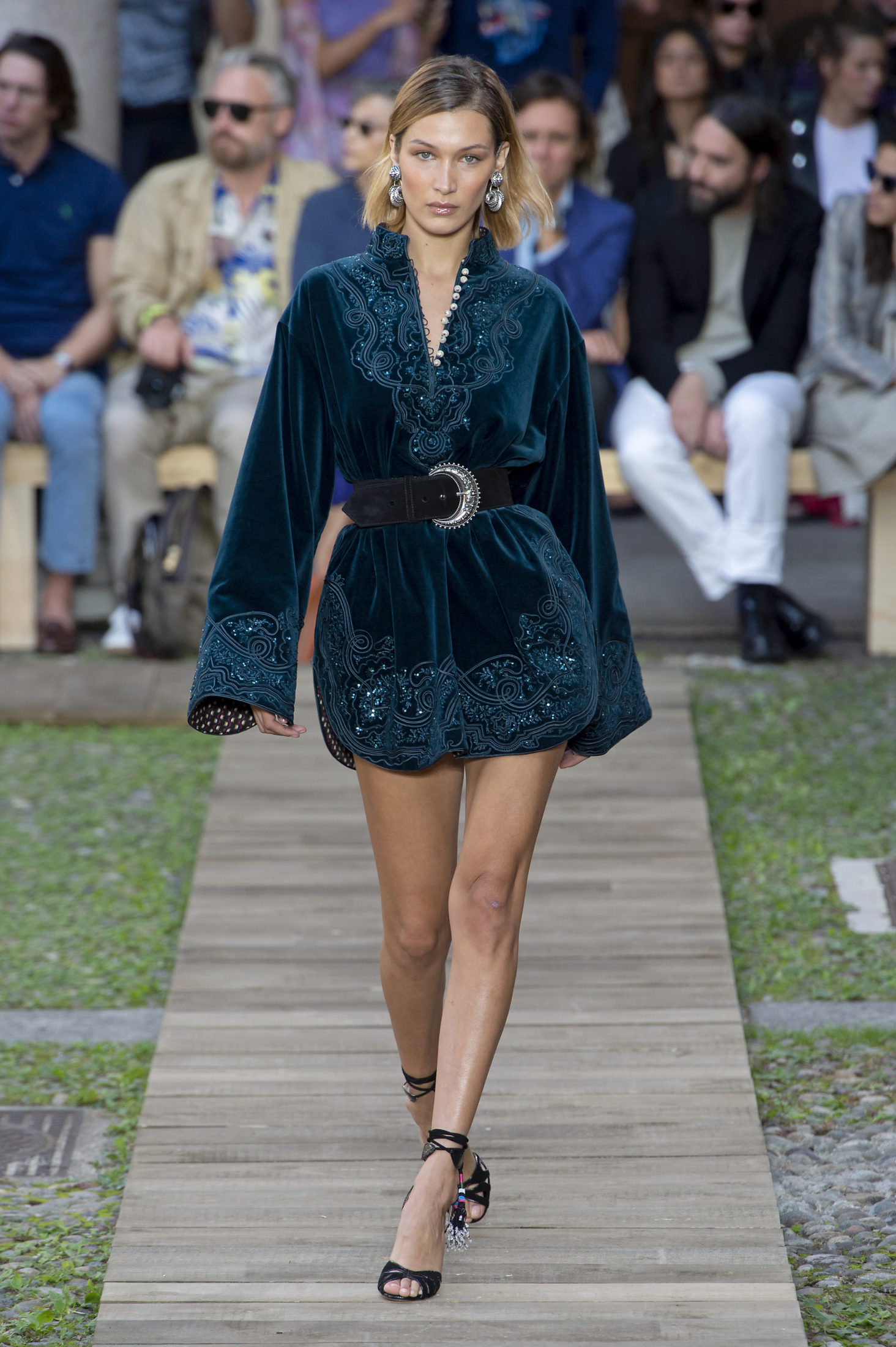 Сұлулық – ұсақ-түйекте: әлемдік дизайнерлер топтамаларындағы қазақ оюлары